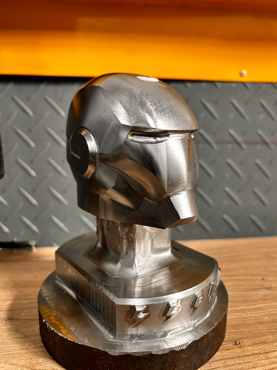 Casco mecanizado en aluminio con cuarto eje